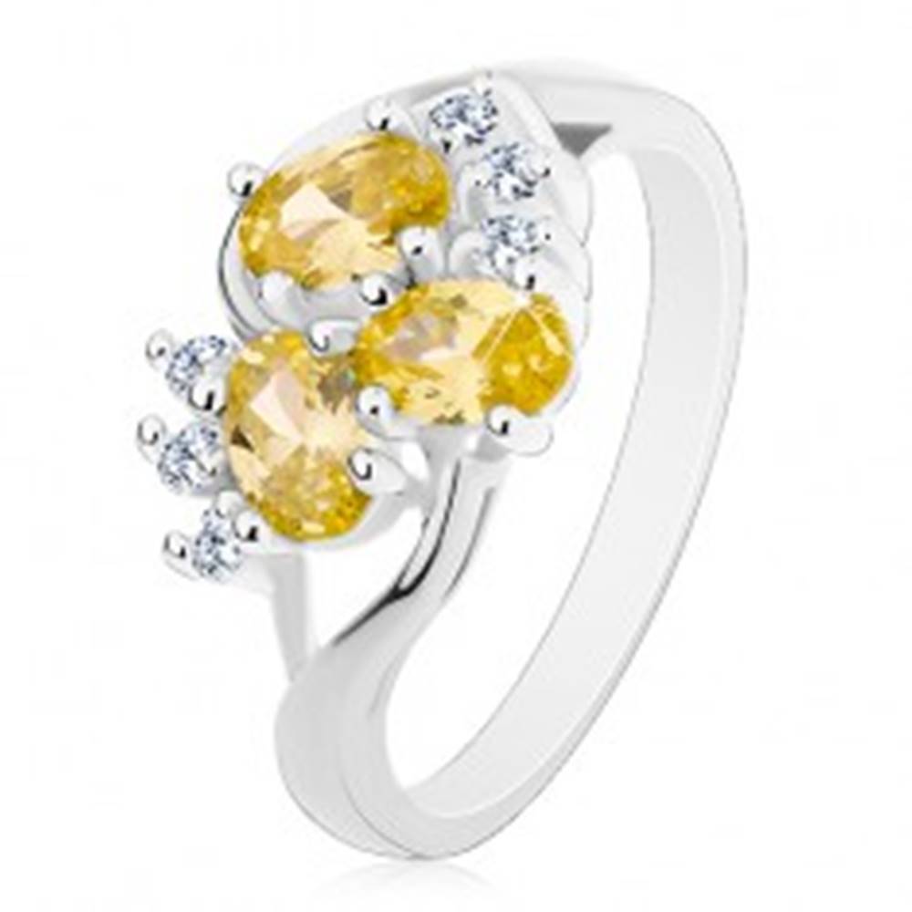 Šperky eshop Prsteň striebornej farby, rozdelené ramená, žltozelené ovály, číre zirkóniky - Veľkosť: 59 mm