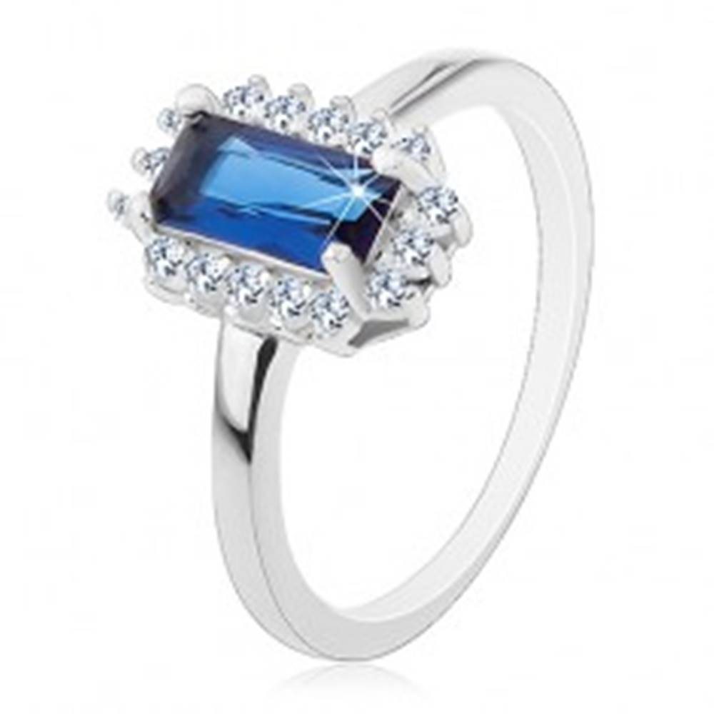 Šperky eshop Ródiovaný prsteň, striebro 925, obdĺžnikový modrý zirkón, číry zirkónový lem - Veľkosť: 49 mm