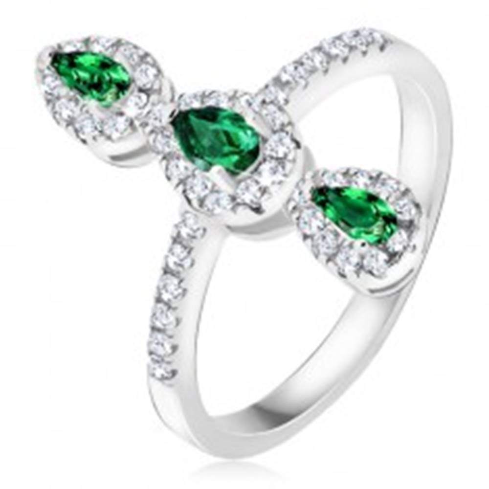 Šperky eshop Prsteň zo striebra 925, tri zelené slzičkové kamienky, zirkónový lem - Veľkosť: 49 mm