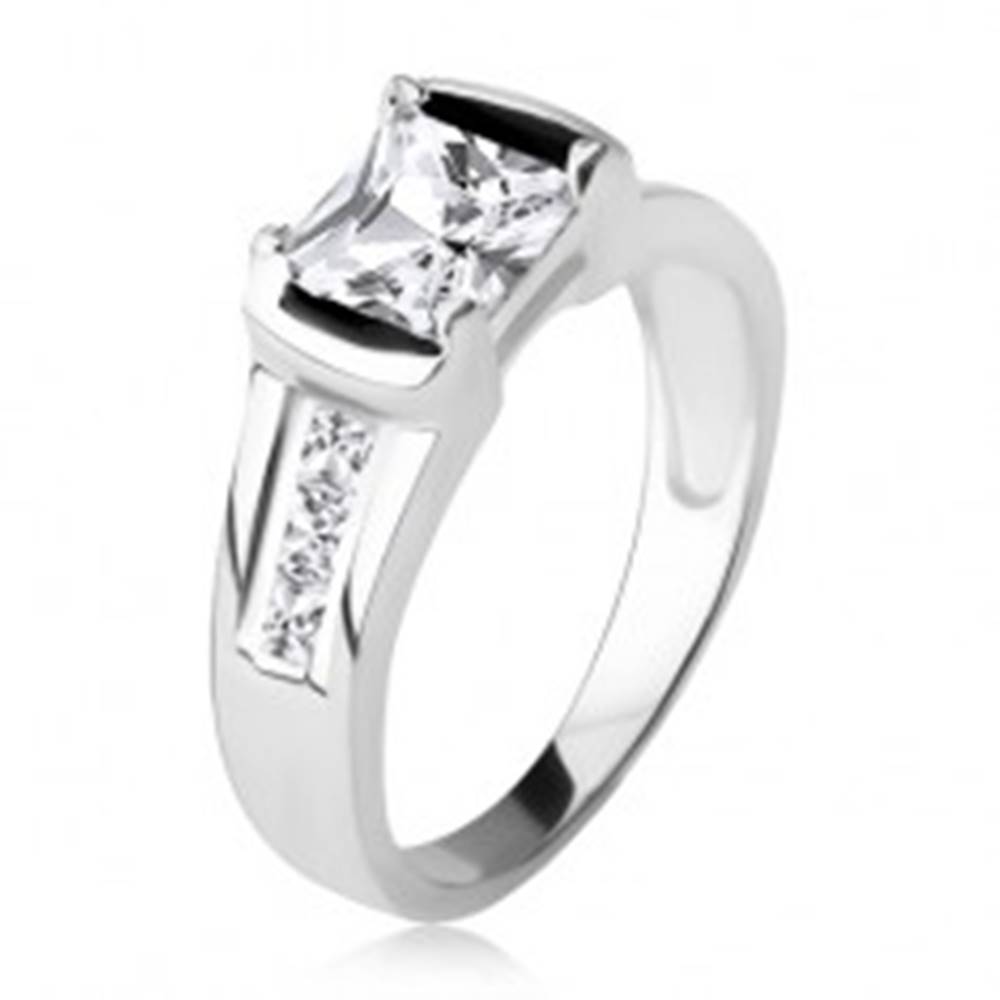 Šperky eshop Strieborný prsteň 925, štvorcový číry zirkón, tri kamienky v ramenách - Veľkosť: 48 mm