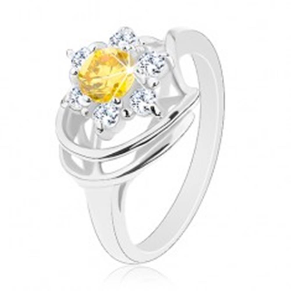 Šperky eshop Lesklý prsteň v striebornom odtieni, žlto-číry zirkónový kvet, oblúčiky - Veľkosť: 50 mm
