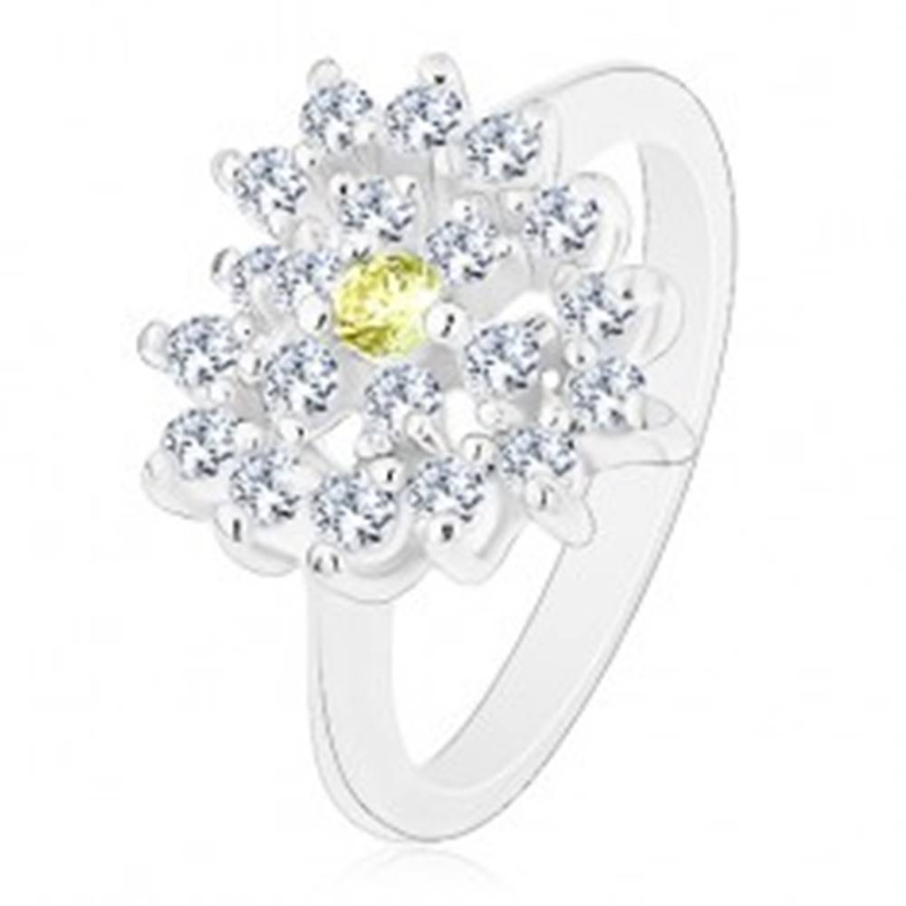 Šperky eshop Prsteň striebornej farby, ligotavé číre zirkónové srdce, svetlozelený stred - Veľkosť: 52 mm