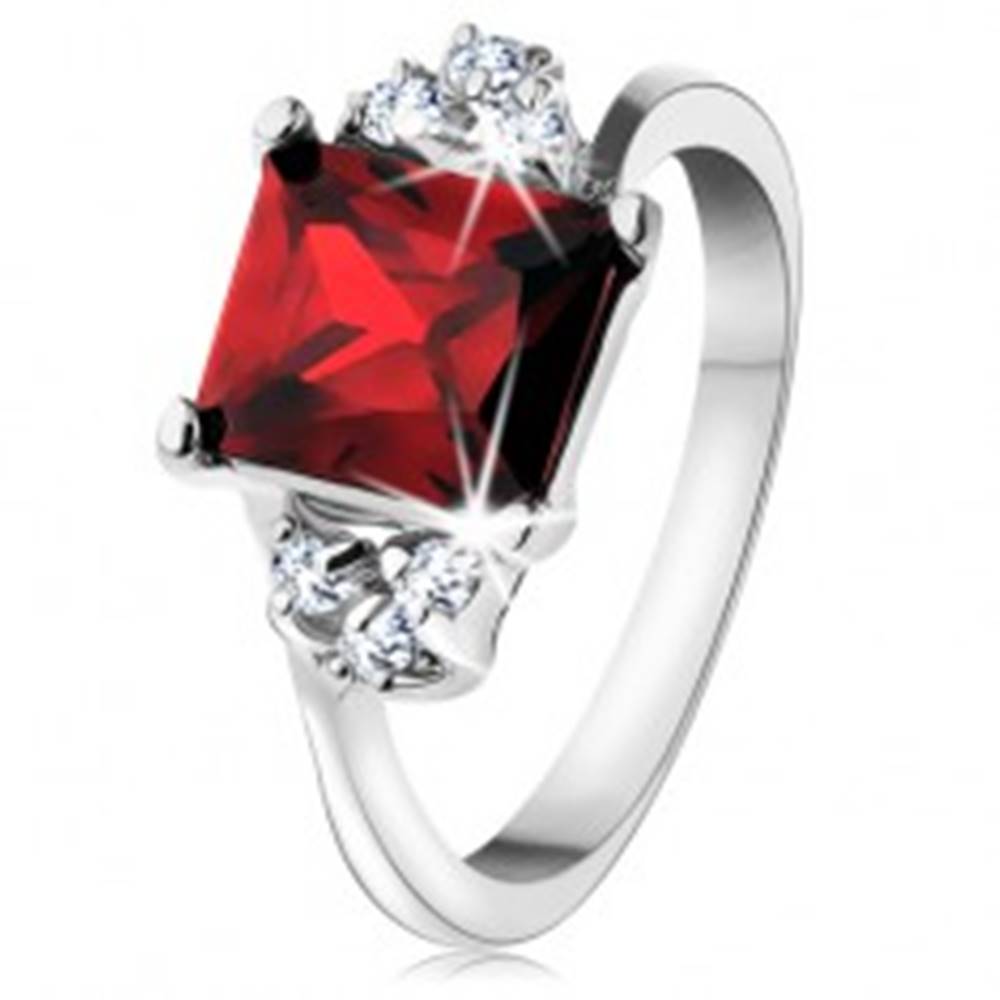Šperky eshop Prsteň v striebornej farbe, obdĺžnikový červený zirkón, číre zirkóniky - Veľkosť: 49 mm
