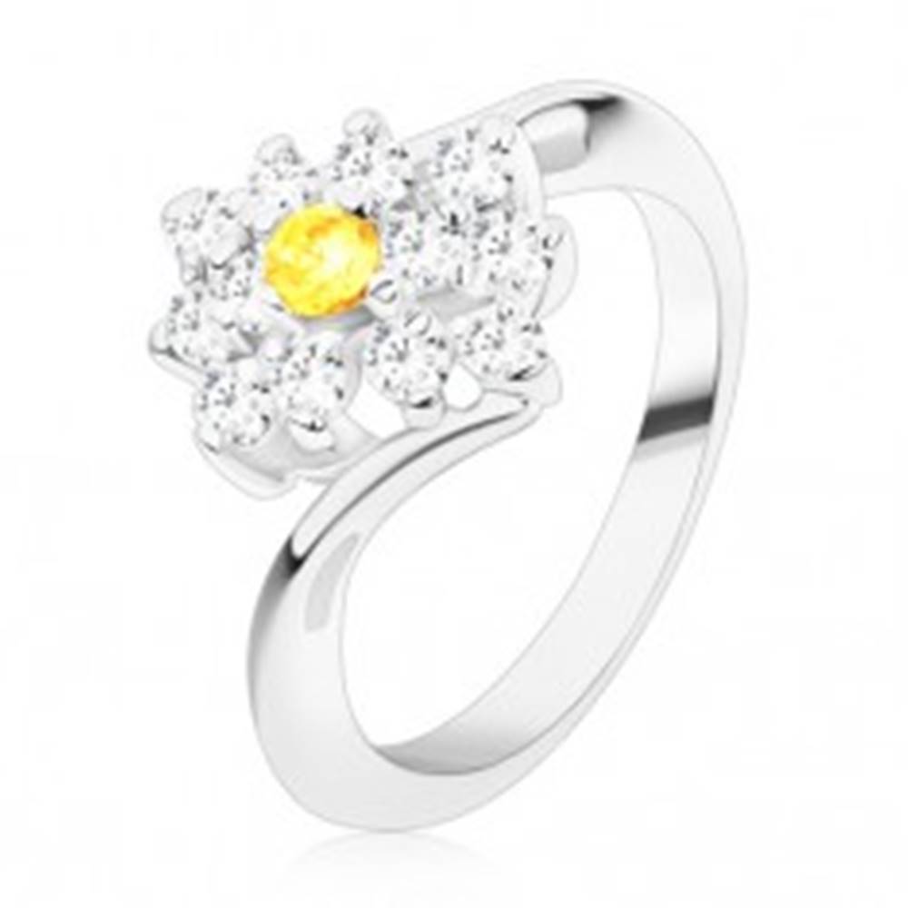 Šperky eshop Ligotavý prsteň v striebornom odtieni, okrúhly žltý zirkón v čírom obdĺžniku - Veľkosť: 49 mm