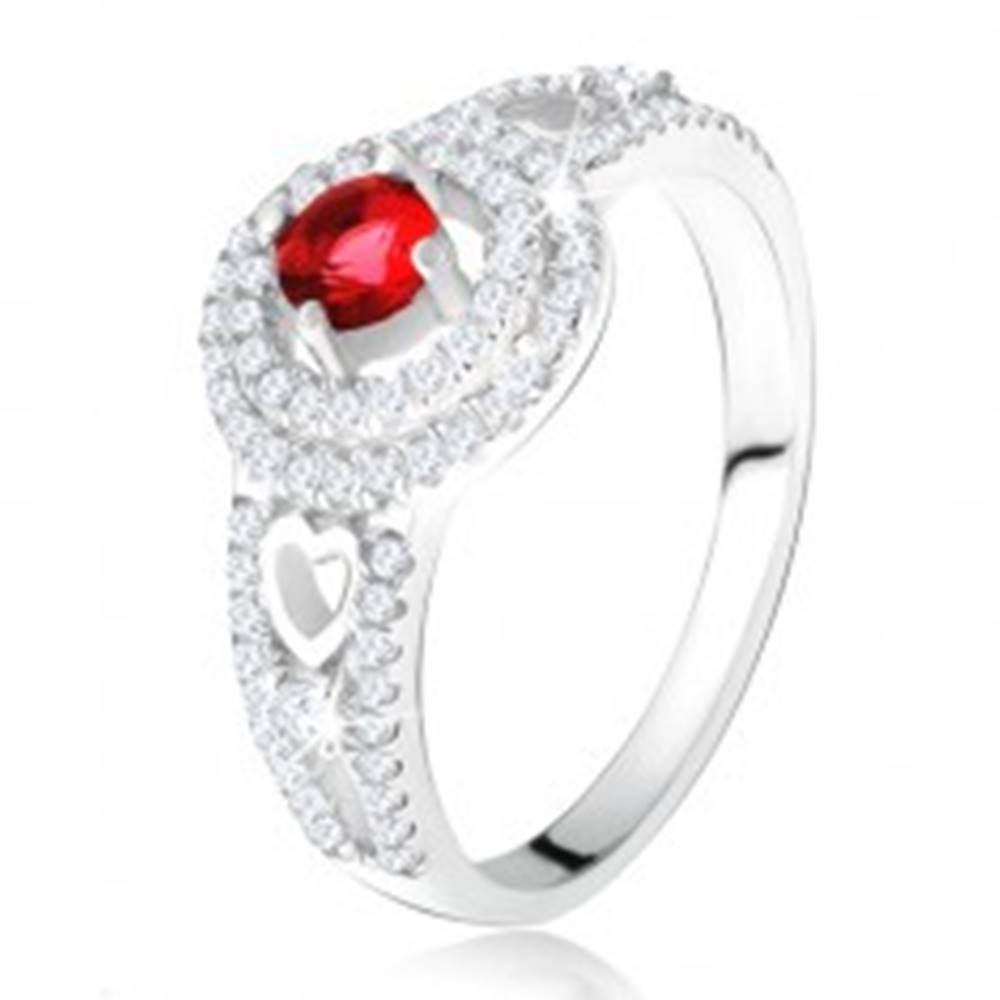 Šperky eshop Prsteň - červený kamienok s dvojitým zirkónovým lemom, srdcia, zo striebra 925 - Veľkosť: 49 mm