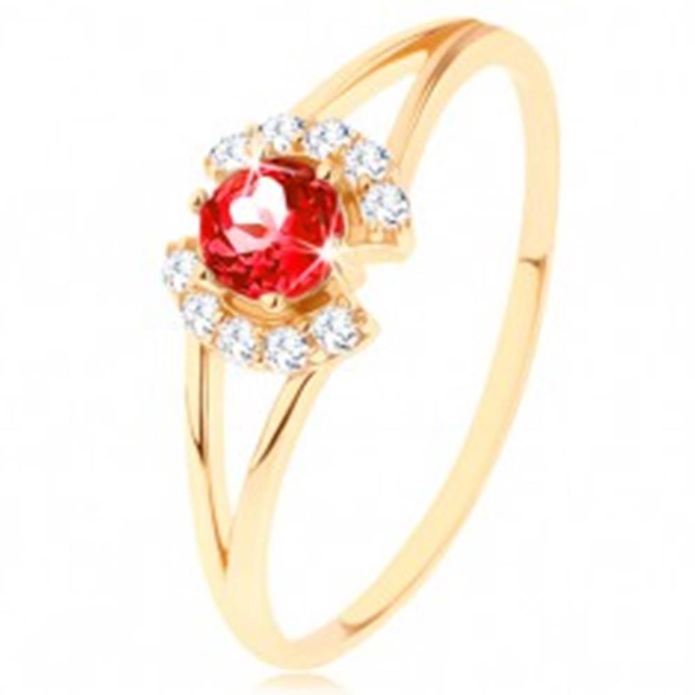 Šperky eshop Prsteň zo žltého 9K zlata - okrúhly červený granát medzi čírymi oblúčikmi - Veľkosť: 49 mm