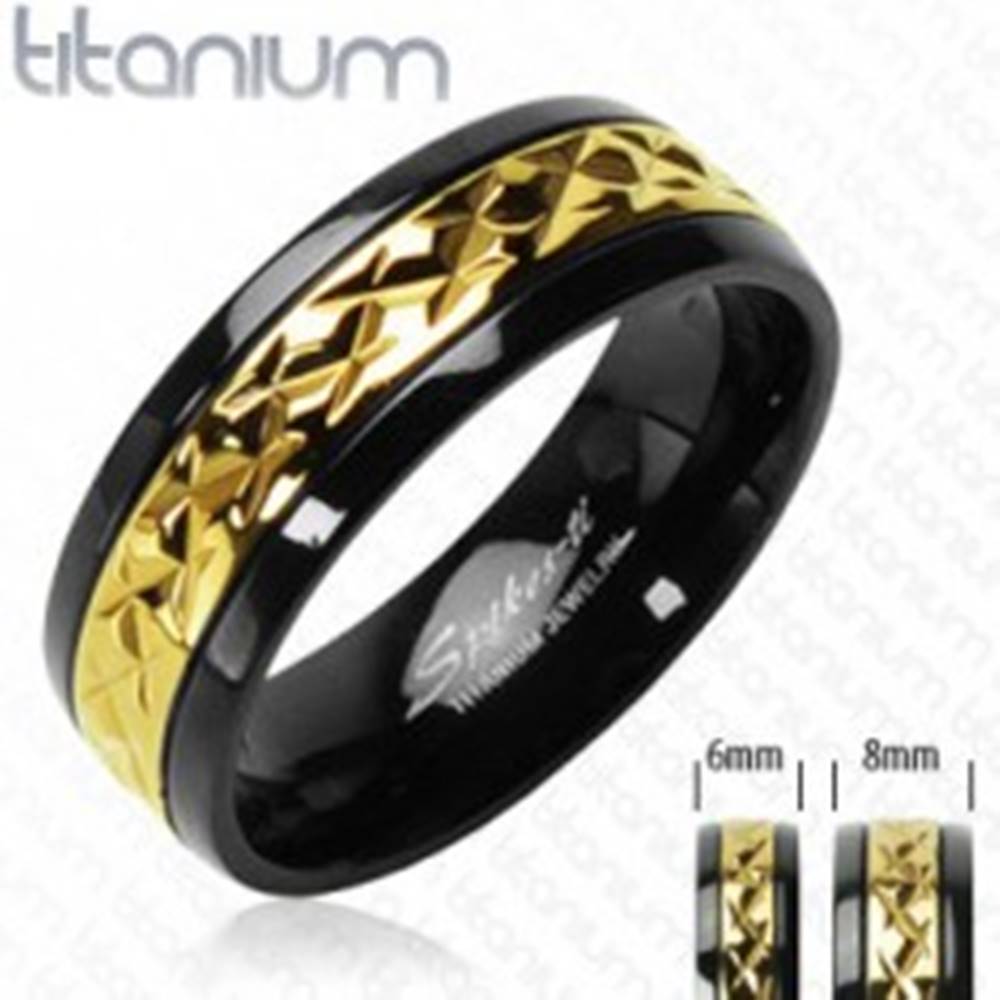 Šperky eshop Titánový prsteň čierny so vzorovaným pruhom zlatej farby - Veľkosť: 49 mm