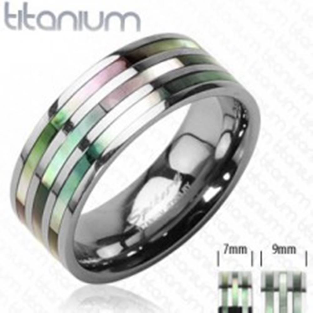 Šperky eshop Titánový prsteň s troma perleťovými pruhmi v dúhových odtieňoch - Veľkosť: 49 mm