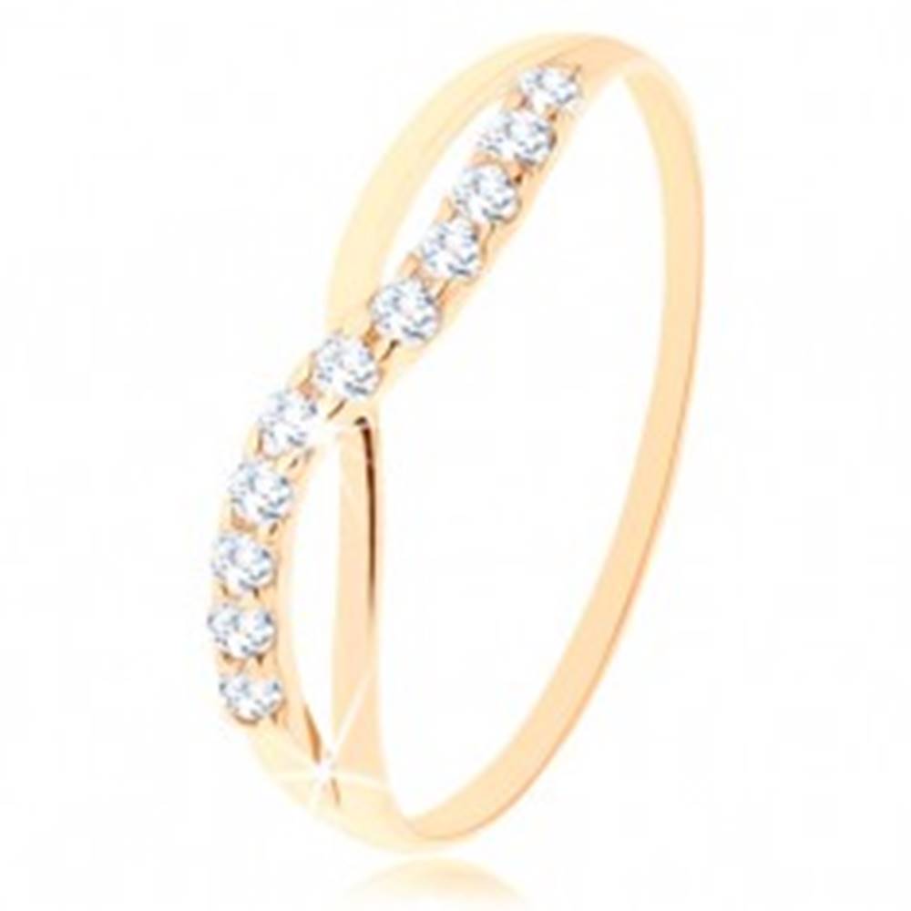 Šperky eshop Zlatý prsteň 585 - hladká a trblietavá vlnka z okrúhlych čírych zirkónikov - Veľkosť: 49 mm