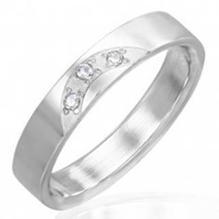 Lesklý prsteň z ocele - tri vsadené číre zirkóny - Veľkosť: 51 mm
