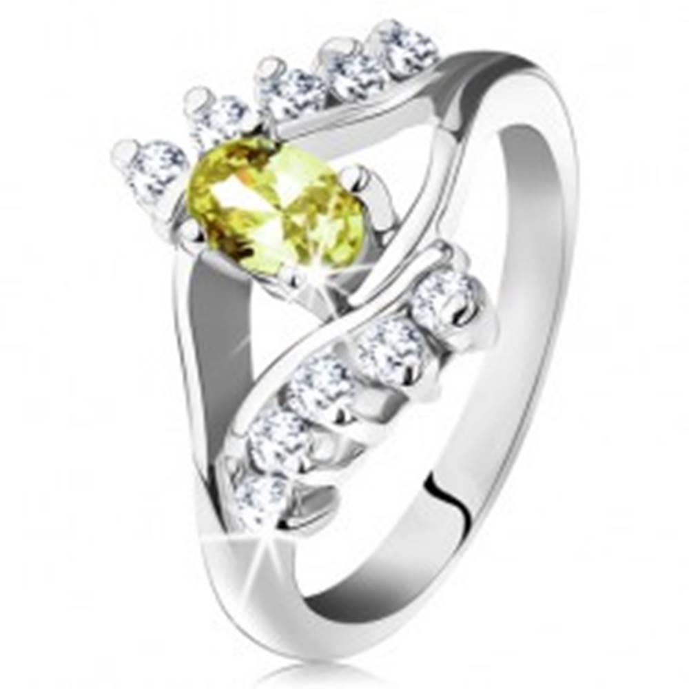 Šperky eshop Lesklý prsteň v striebornej farbe, hladké a zirkónové línie, svetlozelený ovál - Veľkosť: 49 mm