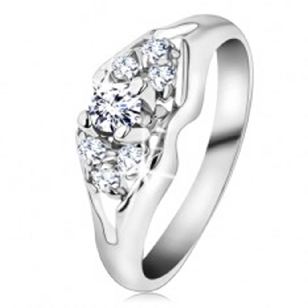 Šperky eshop Ligotavý prsteň v striebornej farbe, brúsené číre zirkóny, rozdelené ramená - Veľkosť: 48 mm
