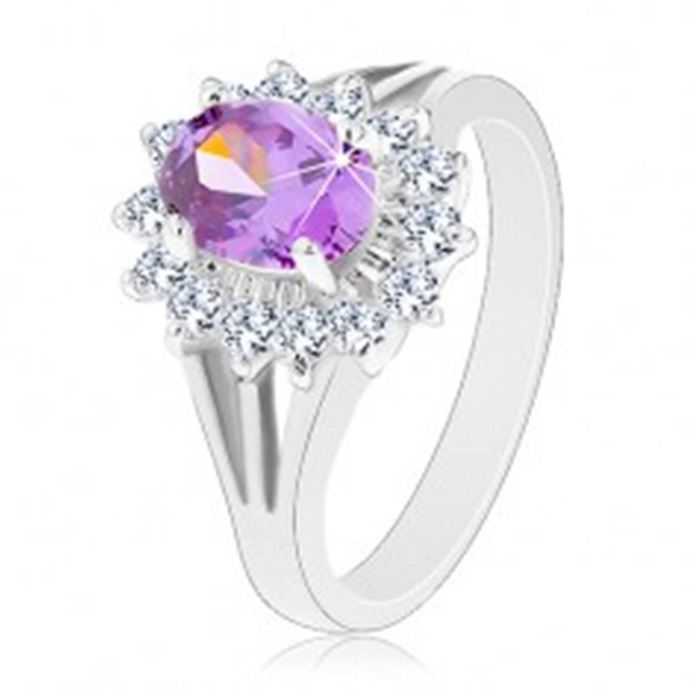 Šperky eshop Ligotavý prsteň v striebornej farbe, fialový ovál, priezračná zirkónová obruba - Veľkosť: 50 mm