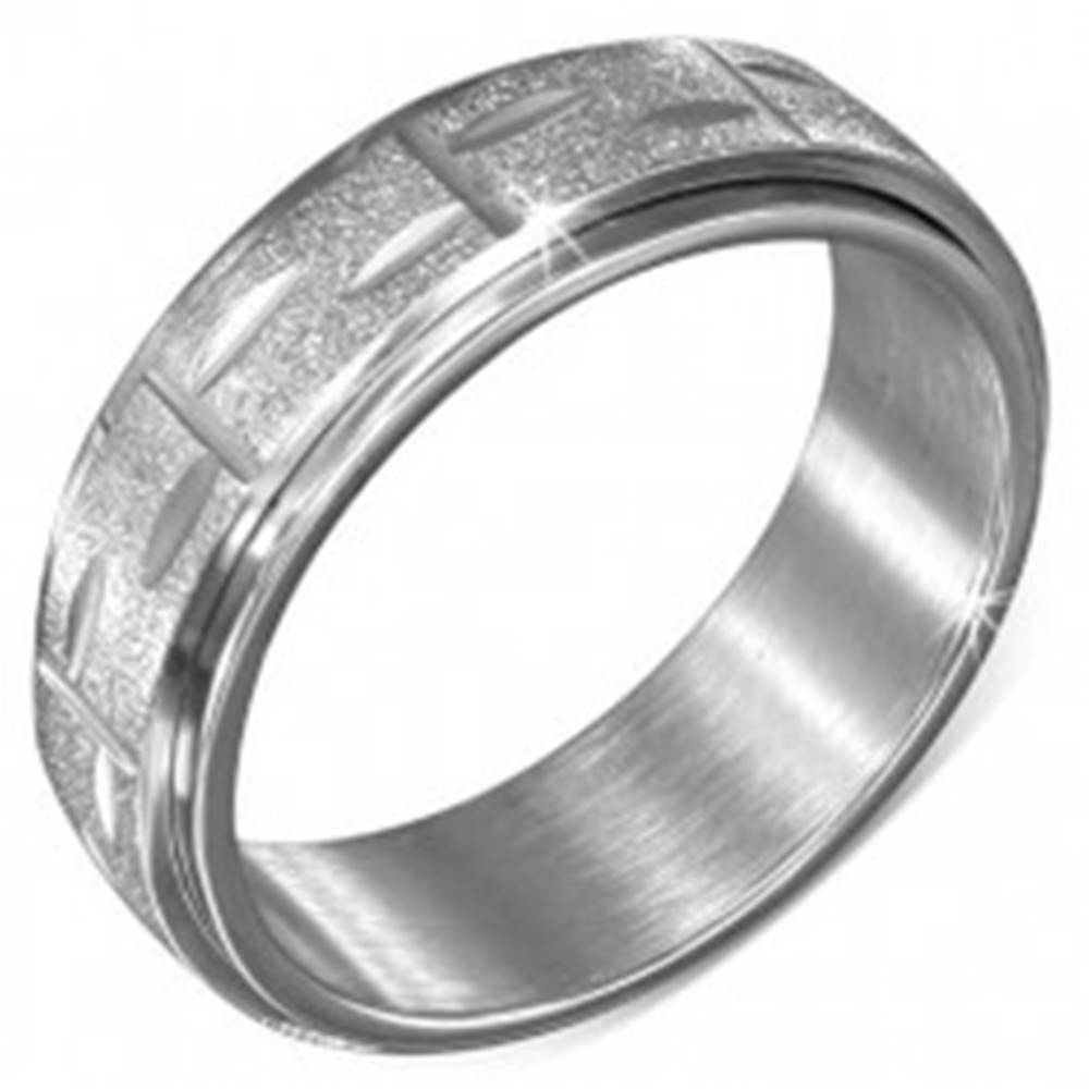 Šperky eshop Prsteň z ocele striebornej farby - točiaca sa pieskovaná obruč s ryhami - Veľkosť: 54 mm