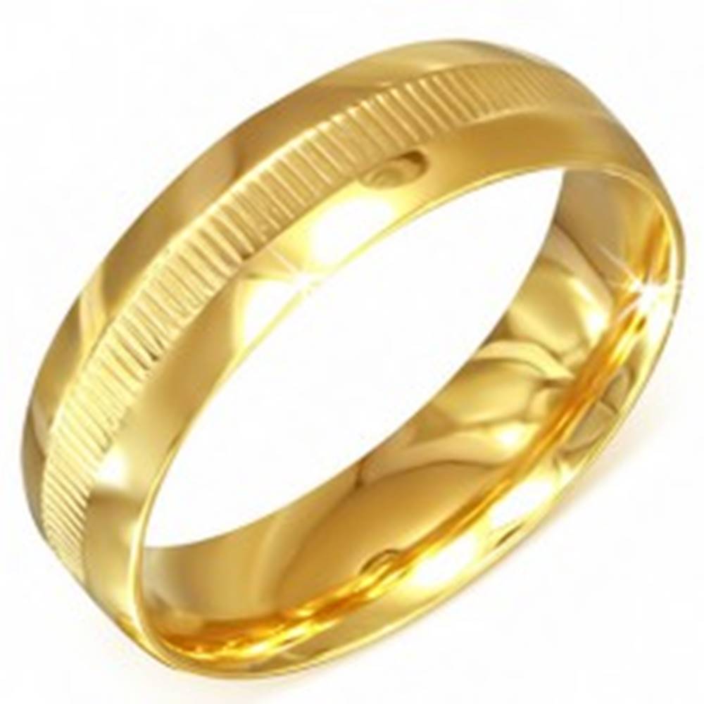 Šperky eshop Prsteň zlatej farby z chirurgickej ocele s vrúbkovaným pásom - Veľkosť: 55 mm