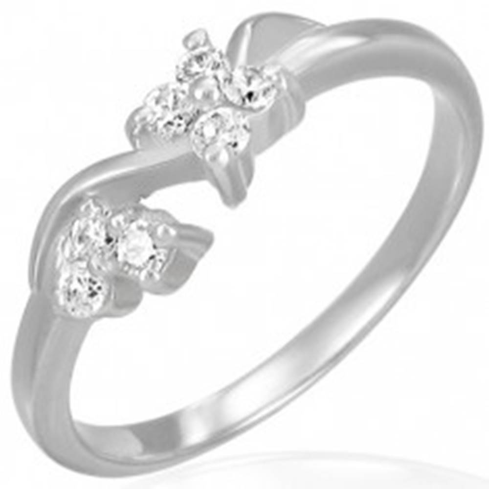Šperky eshop Zásnubný oceľový prsteň - číre zirkónové kvietky na vlnke - Veľkosť: 49 mm
