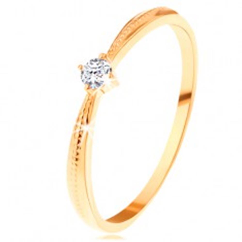 Šperky eshop Zásnubný prsteň v žltom 14K zlate - okrúhly číry zirkón, vrúbky na ramenách - Veľkosť: 49 mm
