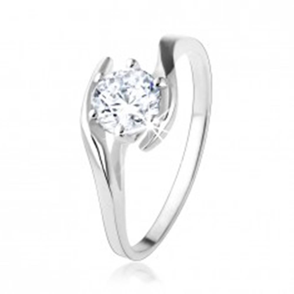 Šperky eshop Zásnubný strieborný prsteň 925 - číry zirkón medzi zvlnenými líniami - Veľkosť: 49 mm