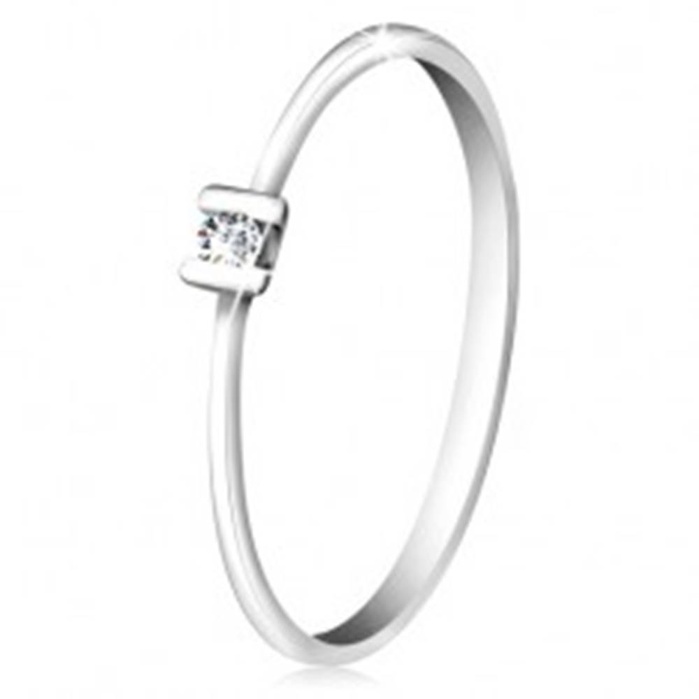 Šperky eshop Briliantový prsteň z bieleho zlata 585 - trblietavý číry diamant uchytený paličkami - Veľkosť: 49 mm