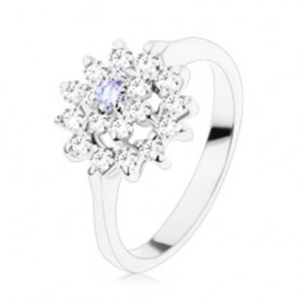 Šperky eshop Lesklý prsteň v striebornom odtieni, svetlofialový stred, zirkónový kruh - Veľkosť: 49 mm