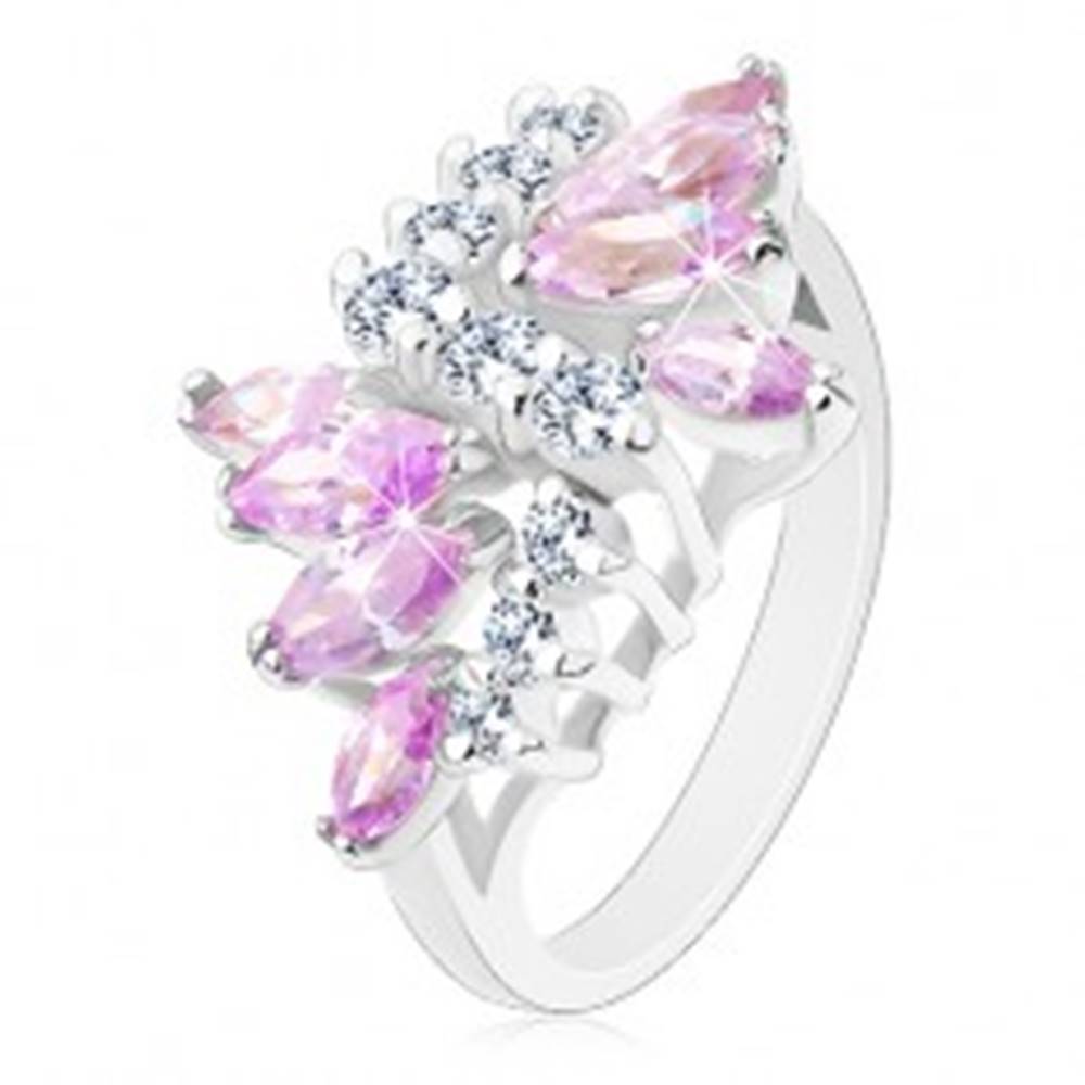 Šperky eshop Lesklý prsteň s hladkými ramenami, číre zirkóny, zrná vo svetlofialovej farbe - Veľkosť: 49 mm
