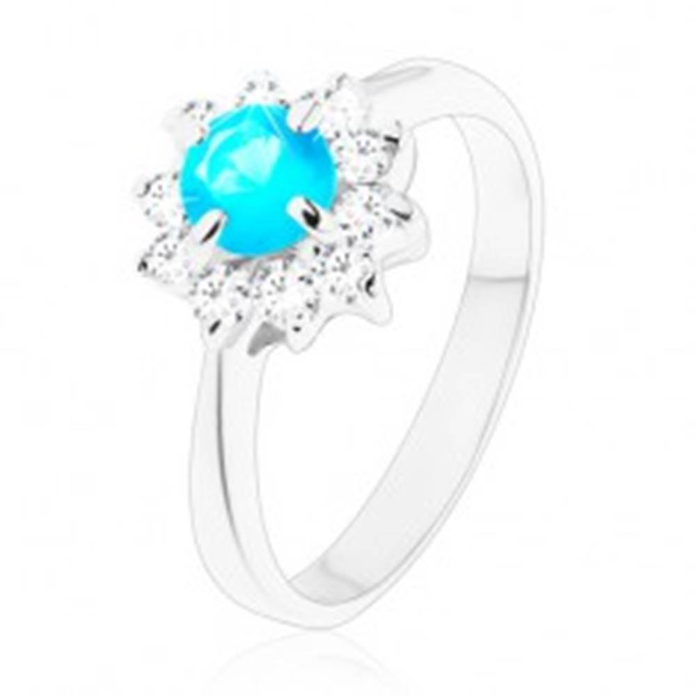 Šperky eshop Lesklý prsteň s úzkymi hladkými ramenami, zirkónový kvet modrej a čírej farby - Veľkosť: 49 mm