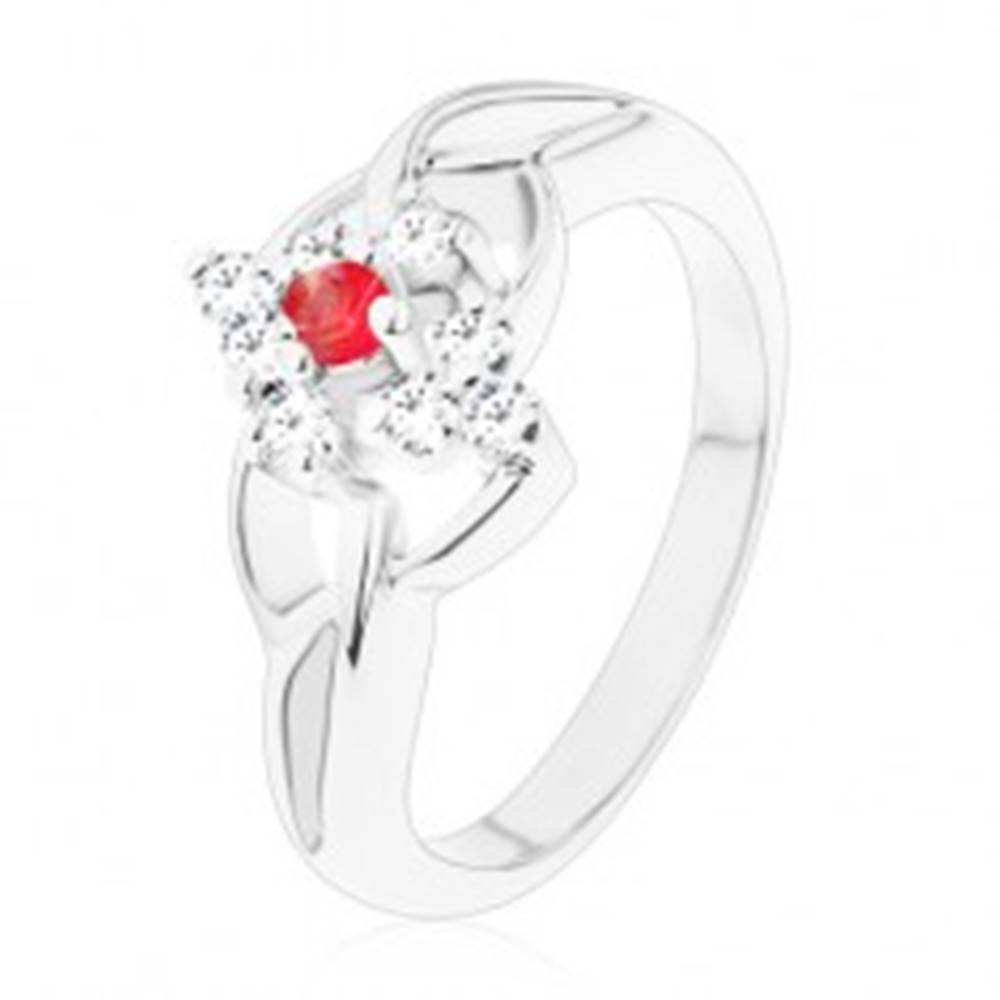 Šperky eshop Ligotavý prsteň v striebornom odtieni, prepletené ramená, okrúhly červený zirkón - Veľkosť: 53 mm