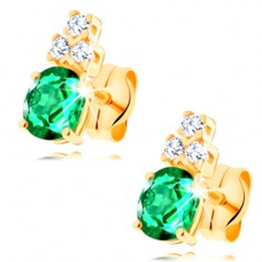 Šperky eshop Náušnice v žltom 14K zlate - oválny zelený smaragd, tri číre zirkóniky