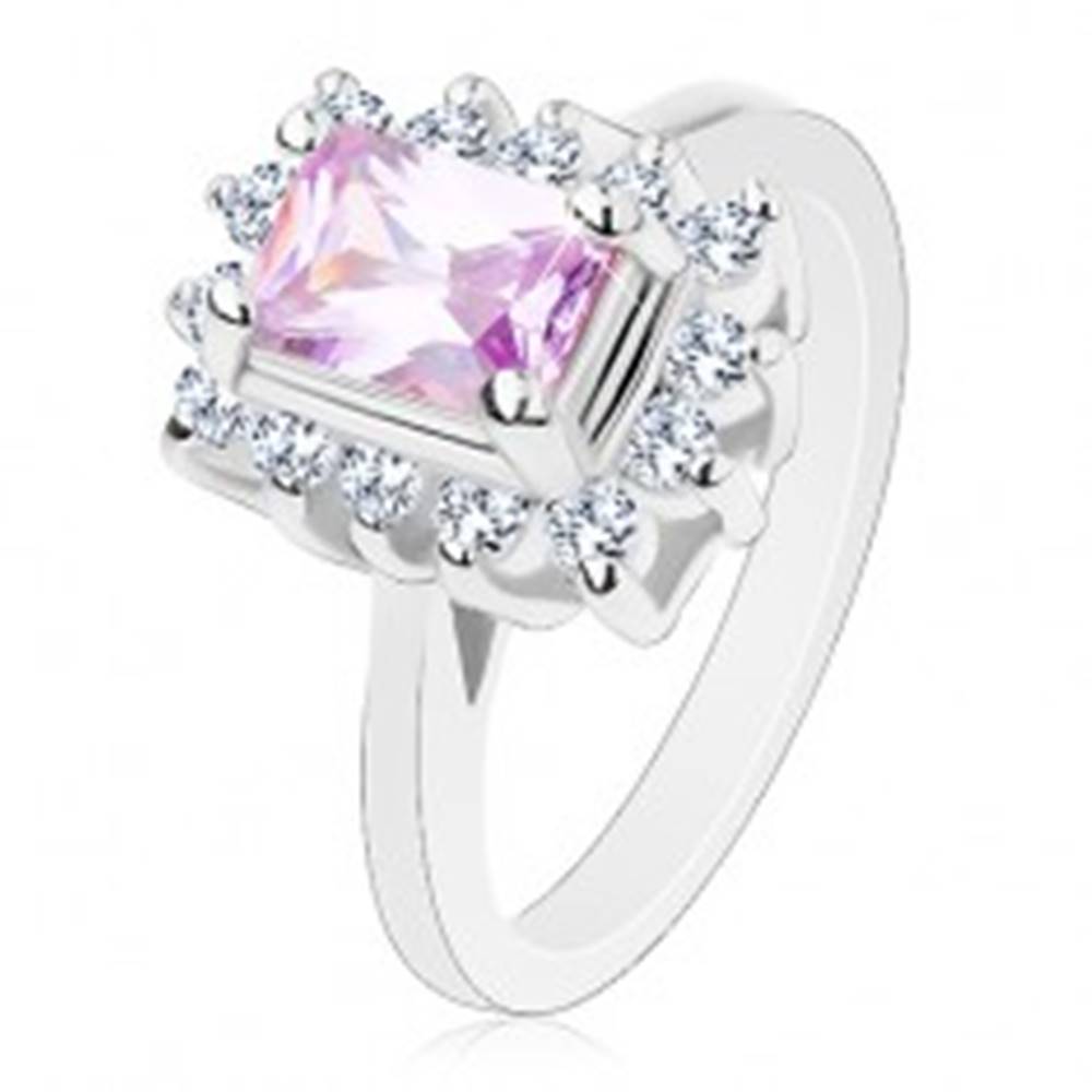 Šperky eshop Prsteň s lesklými ramenami, fialový brúsený obdĺžnik, číre lemovanie po obvode - Veľkosť: 52 mm