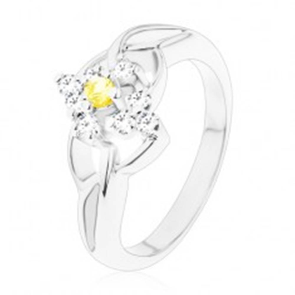 Šperky eshop Prsteň v striebornom odtieni so žltým okrúhlym zirkónom, číry zirkónový lem - Veľkosť: 49 mm