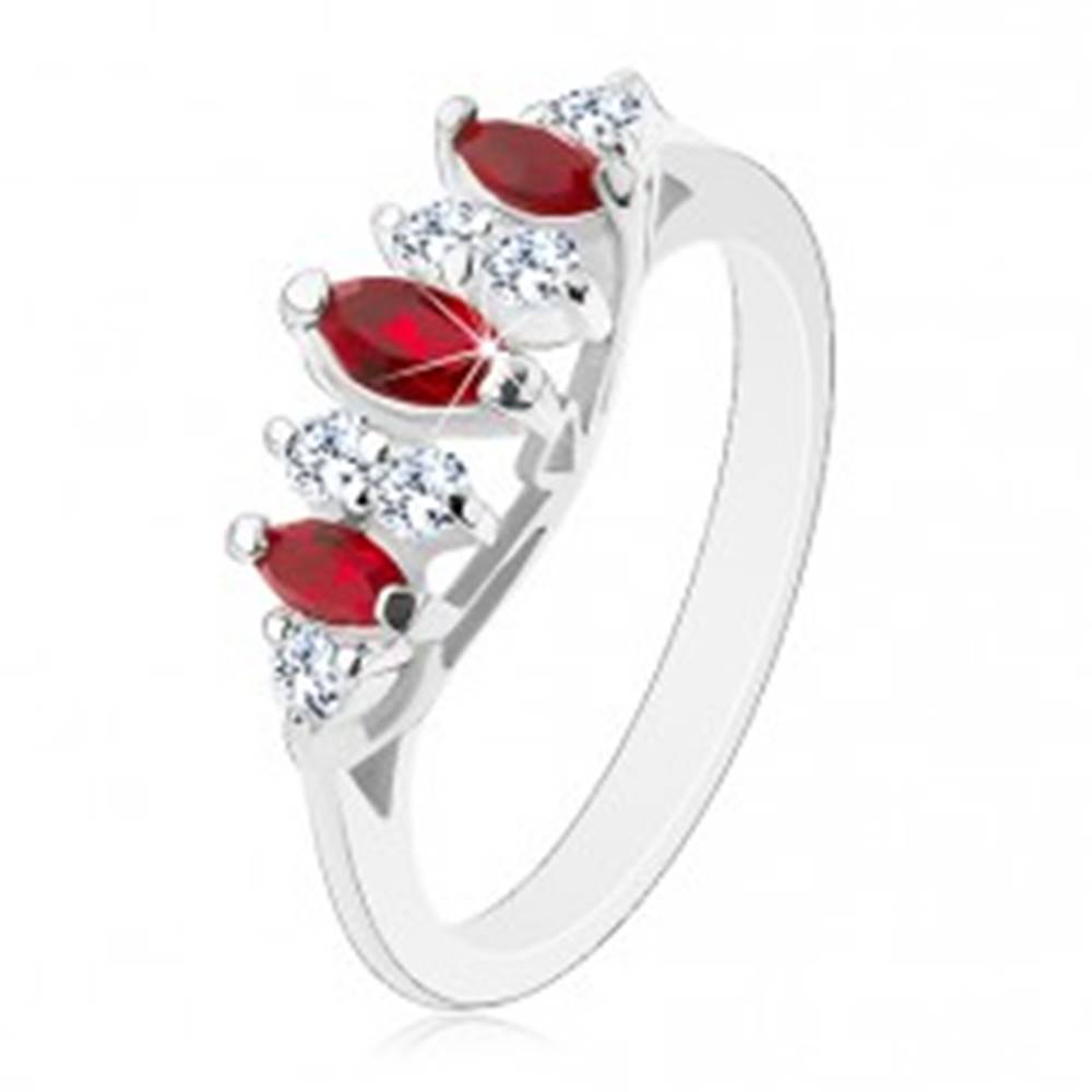 Šperky eshop Žiarivý prsteň so zúženými ramenami, tmavočervené zrná a priezračné zirkóny - Veľkosť: 49 mm