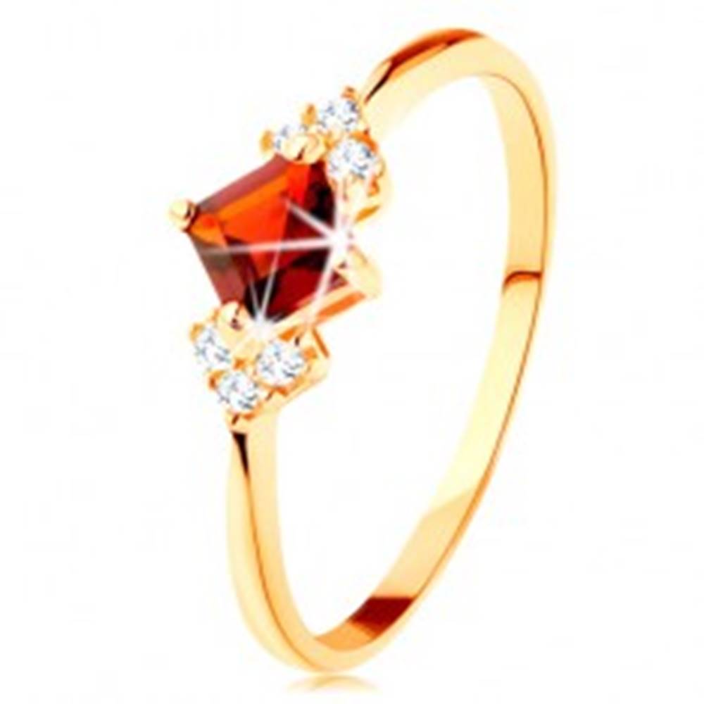 Šperky eshop Ligotavý prsteň v žltom 14K zlate - červený granátový štvorček, číre zirkóniky - Veľkosť: 49 mm