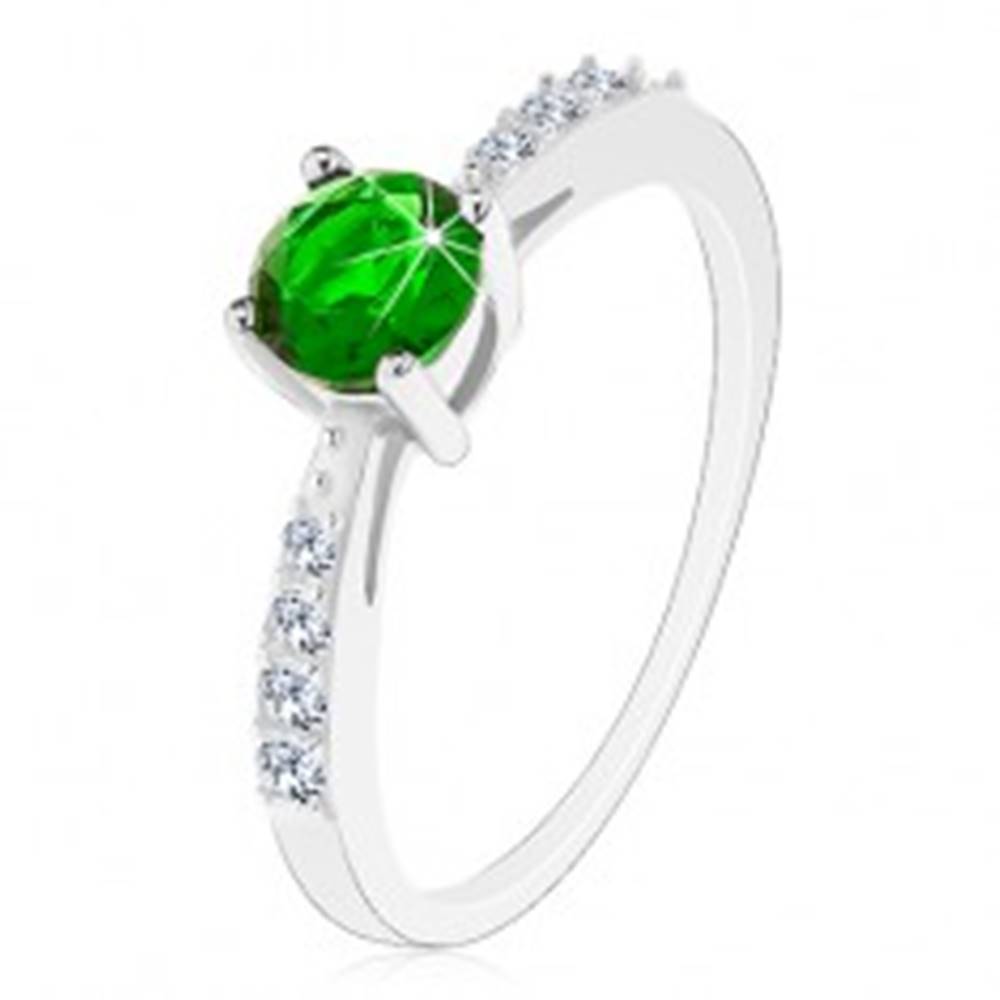 Šperky eshop Strieborný 925 prsteň, lesklé ramená vykladané čírymi zirkónikmi, zelený zirkón - Veľkosť: 49 mm