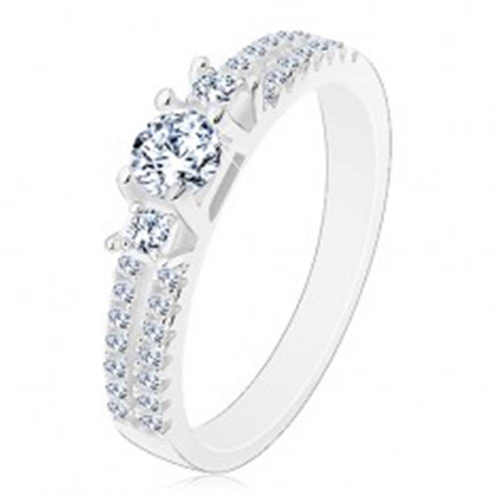 Šperky eshop Zásnubný prsteň, striebro 925, rozdelené zirkónové ramená, tri číre zirkóny - Veľkosť: 50 mm