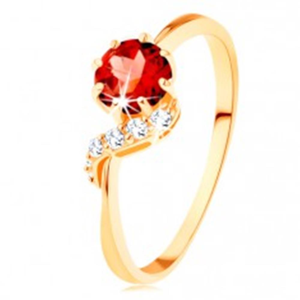 Šperky eshop Zlatý prsteň 585 - okrúhly granát červenej farby, ligotavá vlnka - Veľkosť: 49 mm