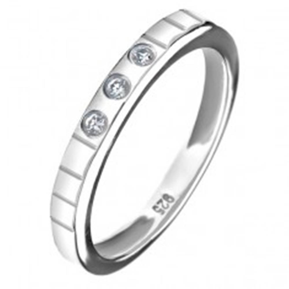 Šperky eshop Strieborný prsteň 925 - tri vsadené zirkóny, gravírované linky - Veľkosť: 49 mm