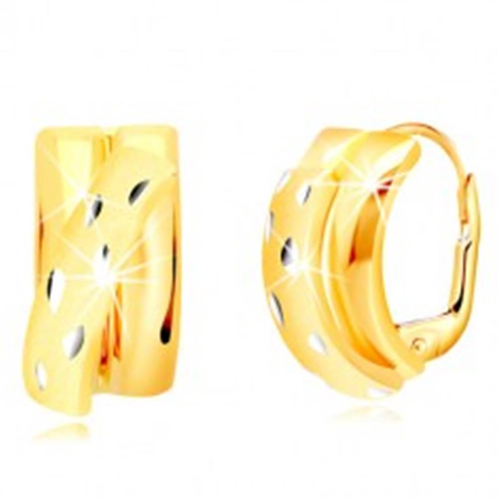 Šperky eshop Náušnice zo 14K zlata - lesklé polkruhy zdobené diagonálnym matným oblúkom