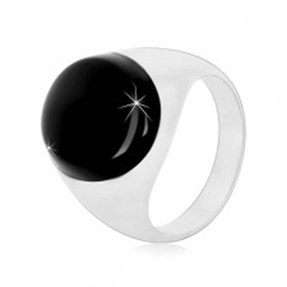 Šperky eshop Strieborný prsteň 925 s čiernou oválnou glazúrou a lesklými ramenami - Veľkosť: 53 mm