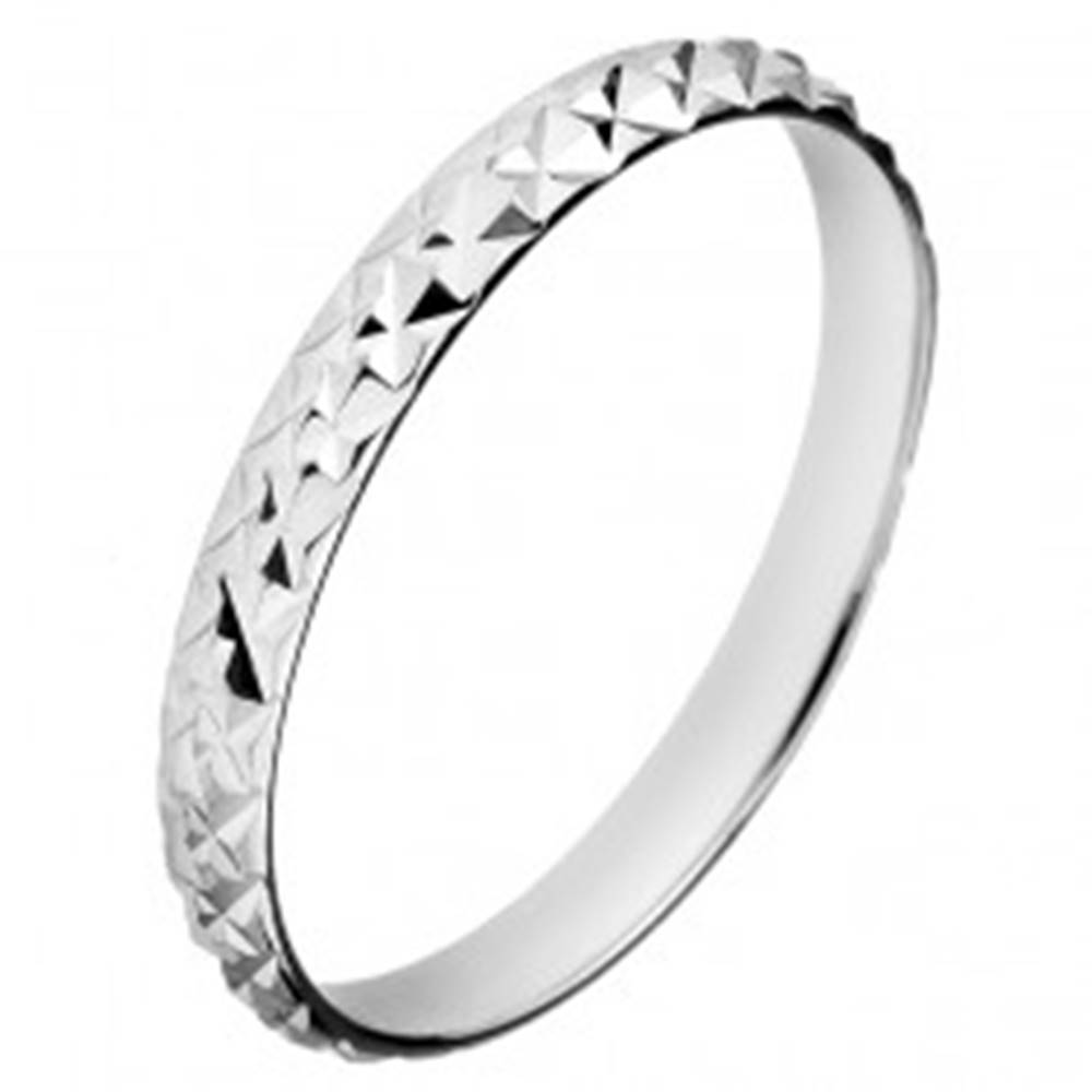 Šperky eshop Strieborný trblietavý prsteň 925 - vystúpené kosoštvorce - Veľkosť: 50 mm