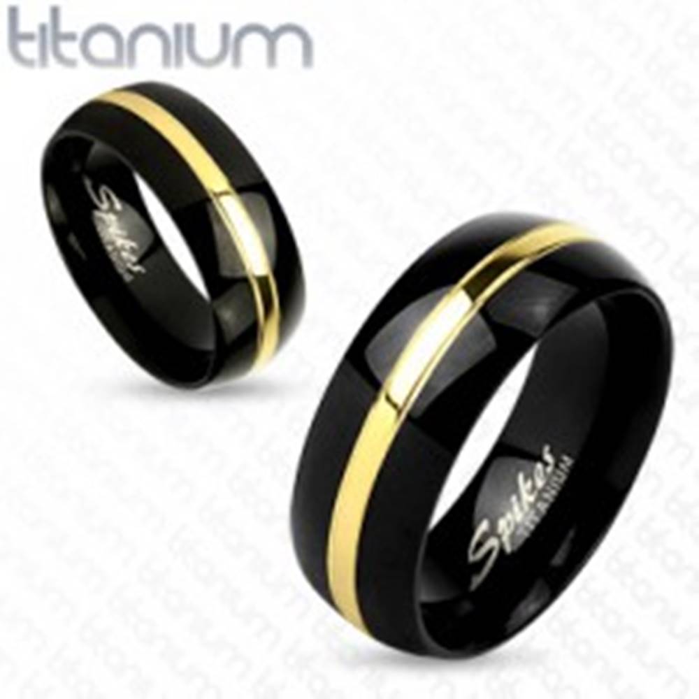 Šperky eshop Čierna obrúčka z titánu, lesklý oblý povrch, pás zlatej farby, 8 mm - Veľkosť: 59 mm