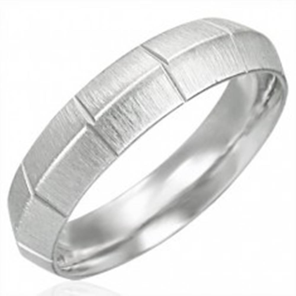 Šperky eshop Dámsky oceľový prsteň matný so zvislými ryhami, vyvýšený stred - Veľkosť: 51 mm