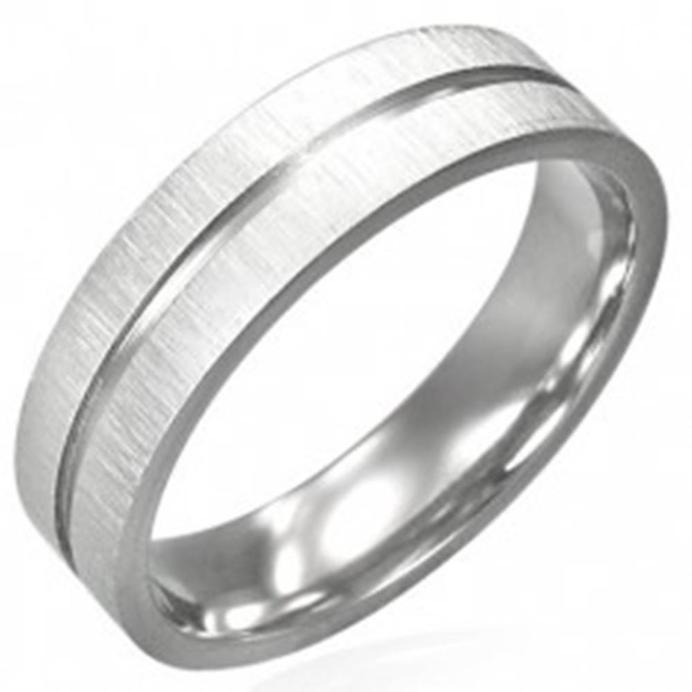 Šperky eshop Oceľový prsteň s lesklou ryhou cez stred a matným okrajom - Veľkosť: 52 mm