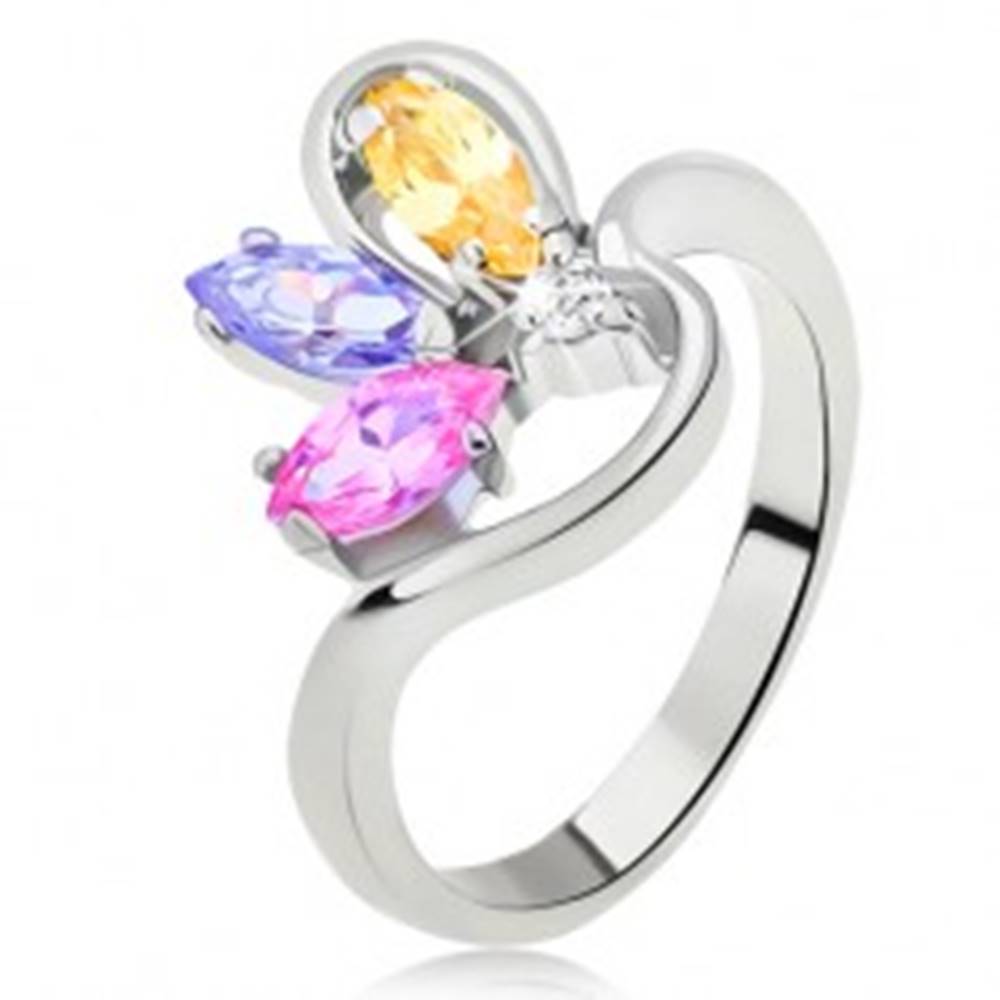 Šperky eshop Prsteň striebornej farby so zvlneným ramenom a zrniečkovými zirkónmi - Veľkosť: 48 mm