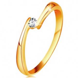 Prsteň zo žltého 14K zlata - číry diamant medzi zúženými koncami ramien - Veľkosť: 48 mm