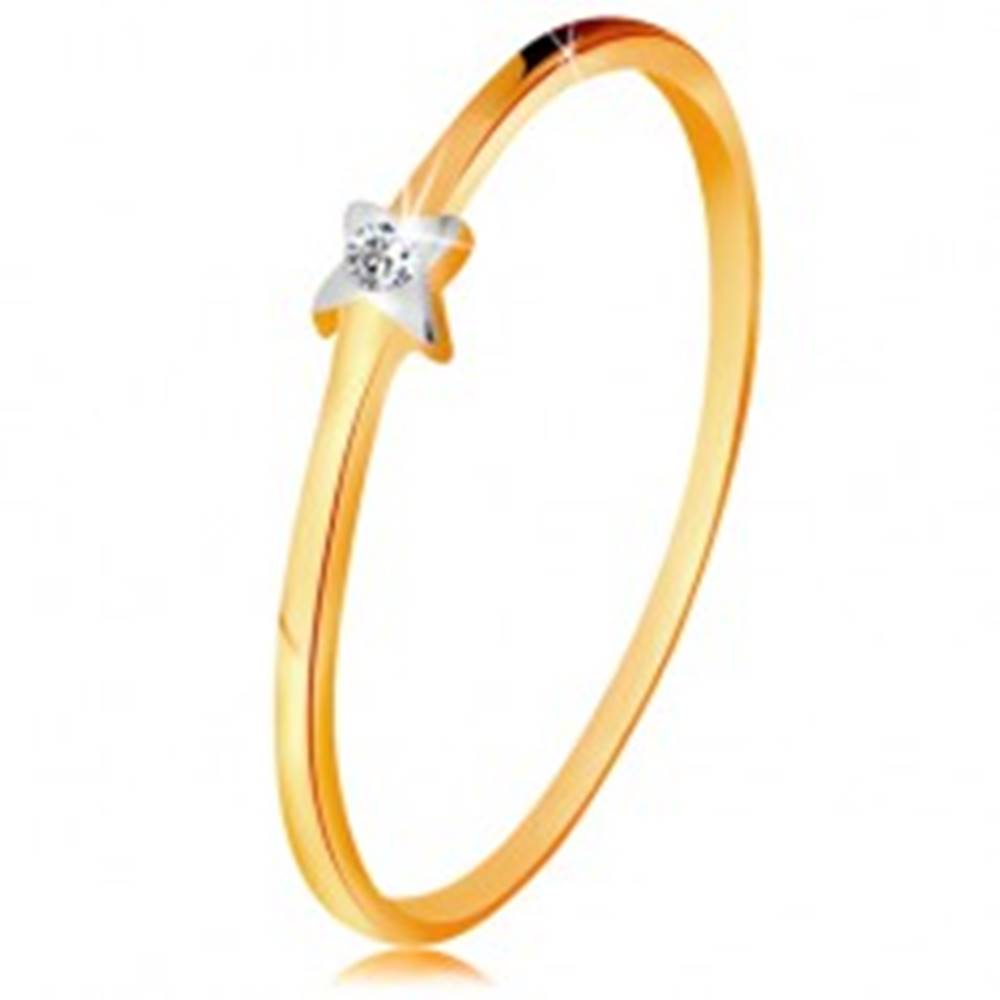 Šperky eshop Dvojfarebný zlatý prsteň 585 - hviezdička s čírym briliantom, tenké ramená - Veľkosť: 49 mm