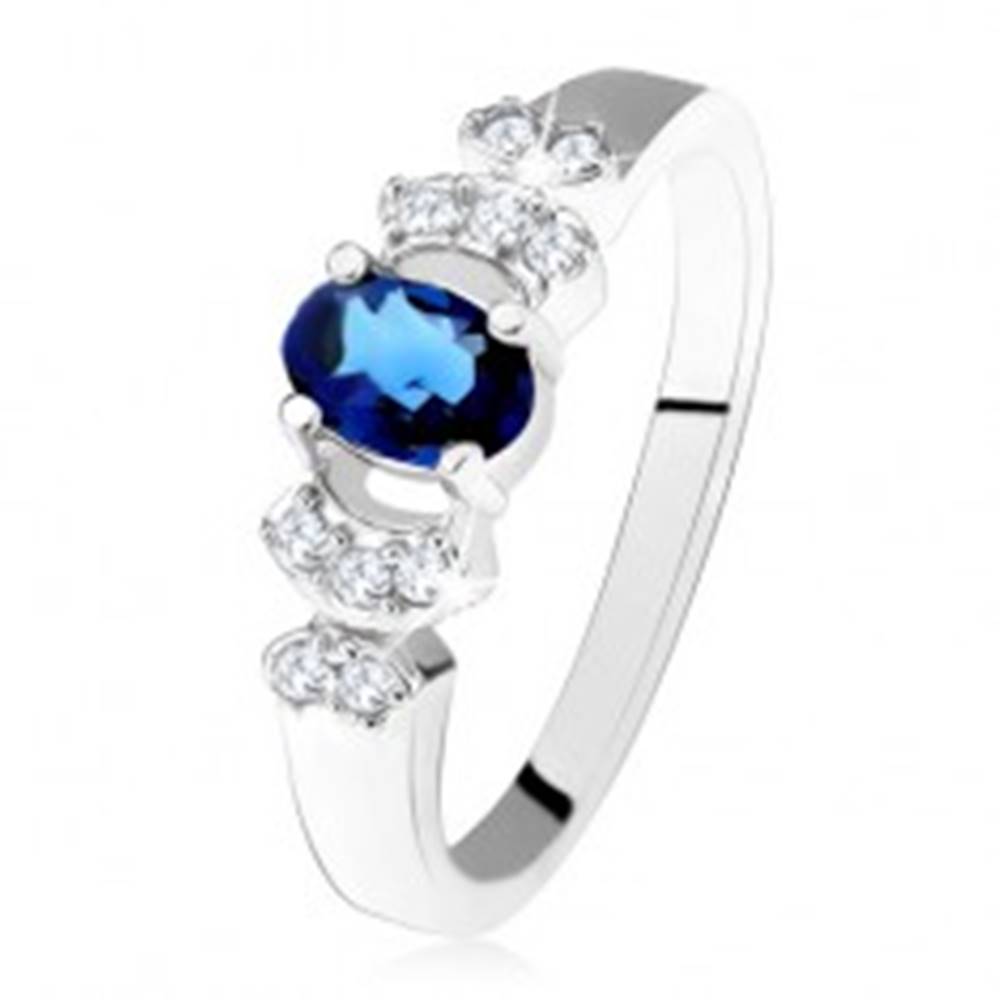 Šperky eshop Lesklý prsteň - striebro 925, tmavomodrý oválny zirkón, číre kamienky - Veľkosť: 49 mm