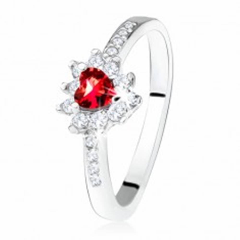 Šperky eshop Prsteň s červeným zirkónovým srdiečkom, drobné číre zirkóny, striebro 925 - Veľkosť: 50 mm