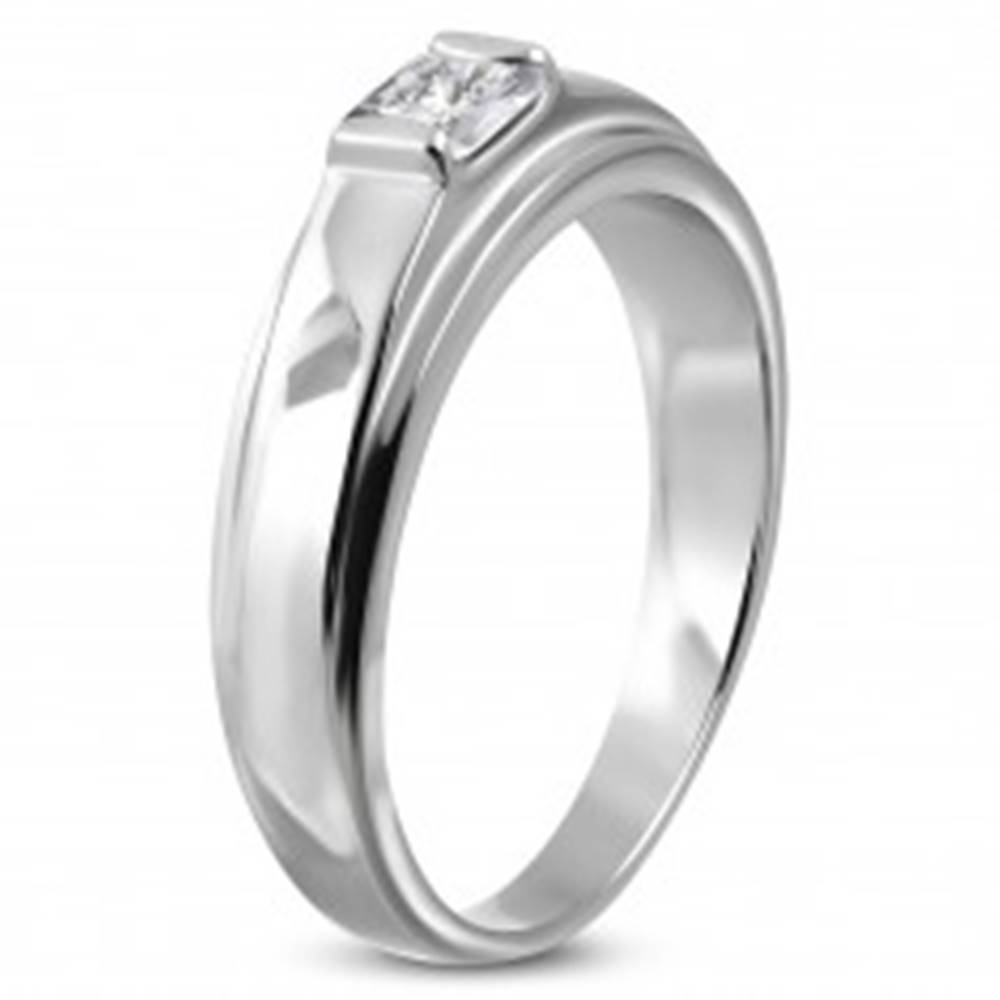 Šperky eshop Zásnubný prsteň z chirurgickej ocele, štvorcový zirkón na vyvýšenom podklade - Veľkosť: 49 mm