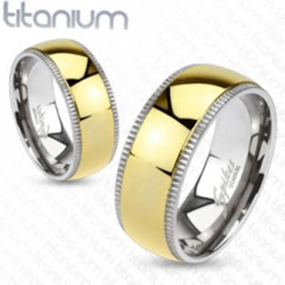 Šperky eshop Obrúčka z titánu - široký stred zlatej farby s vrúbkovanými okrajmi - Veľkosť: 49 mm