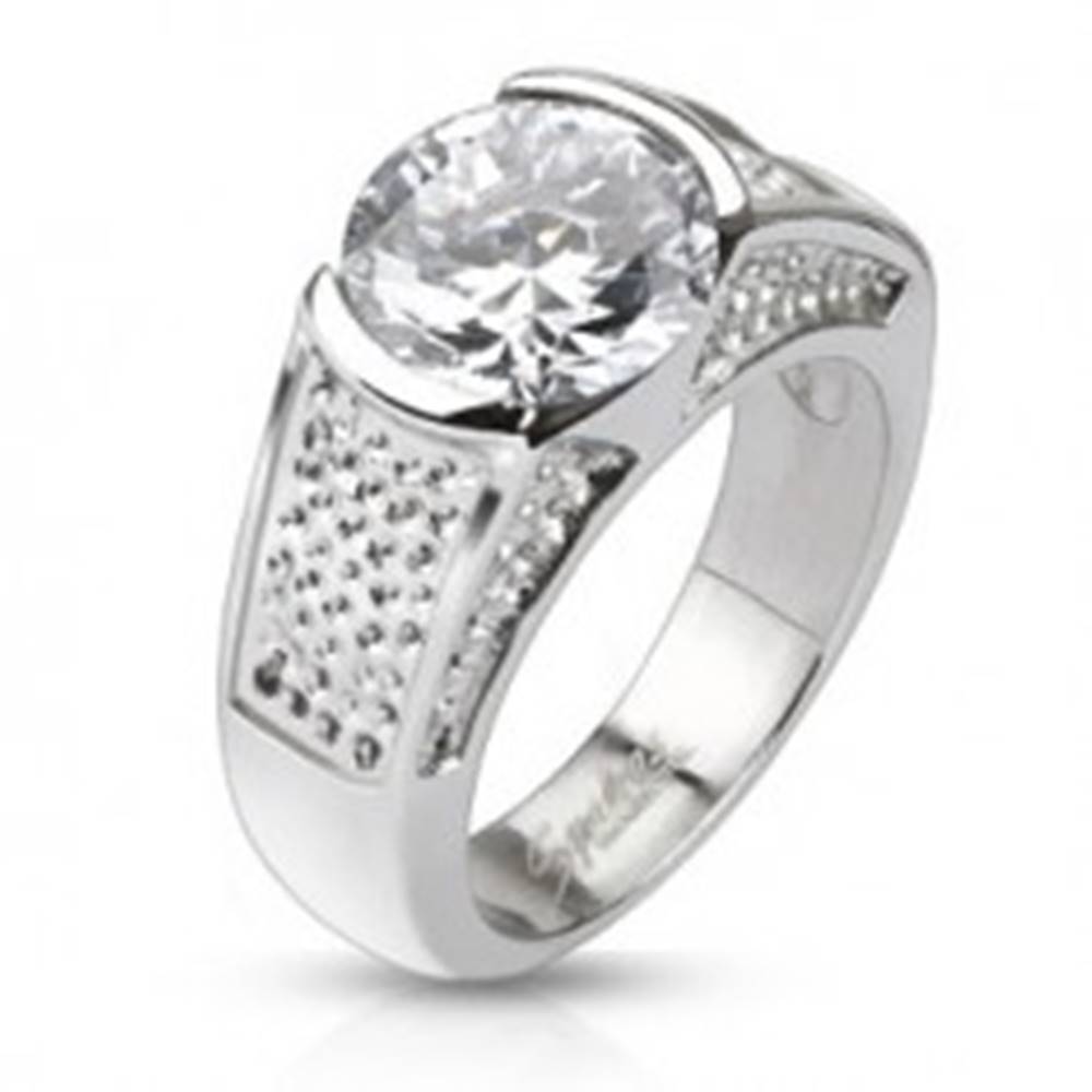 Šperky eshop Oceľový prsteň - okrúhly zirkón a vyhĺbené bodkované pruhy - Veľkosť: 49 mm